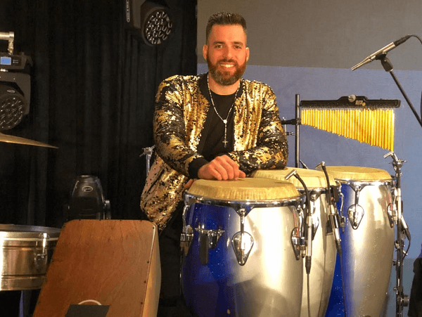 Armando tocando en vivo