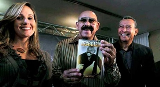 Foto 4: Oscar D' León y su bibliografía