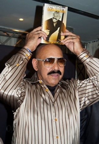 Foto 2: Oscar D' León presentando su bibliografía