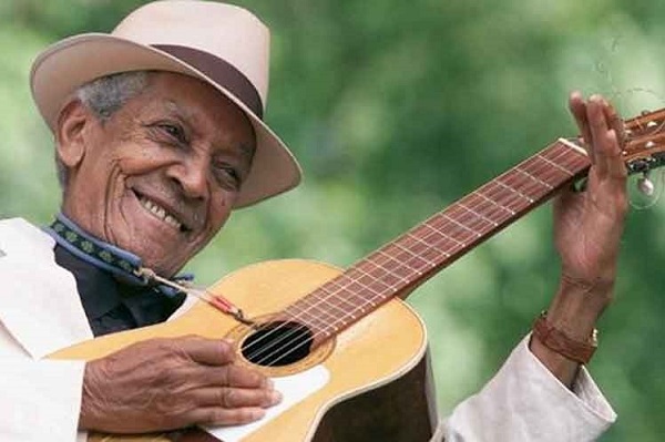 Compay creó el armónico, un híbrido entre guitarra española y tres cubano, con 7 cuerdas