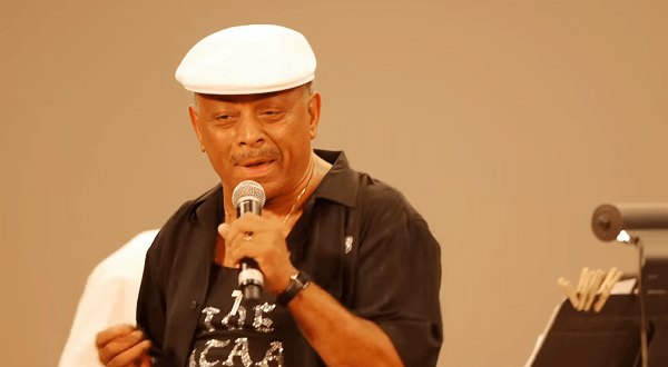 Joe Bataan cantando música latina