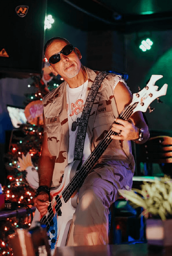 Raúl Eliza tocando en vivo