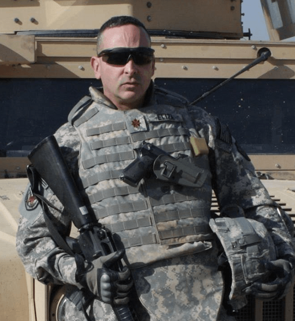 Raúl Eliza frente a un tanque