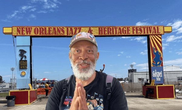 Ricky en la entrada del festisval