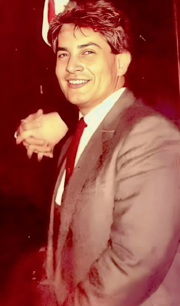 Este es Adalberto Santiago