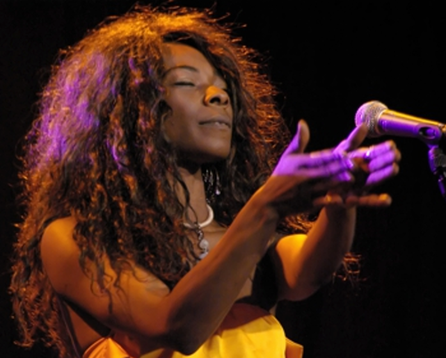 Buika cantando en concierto