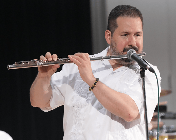 Carlos Jimenez tocando