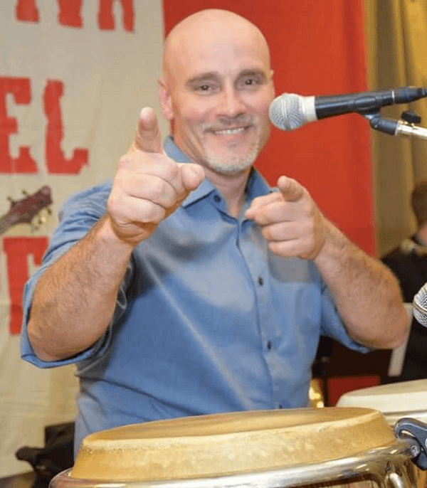 Jorge Torres tocando