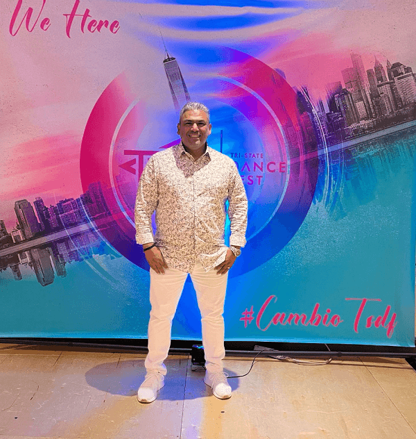 Eric Cabanilla posando para la cámara