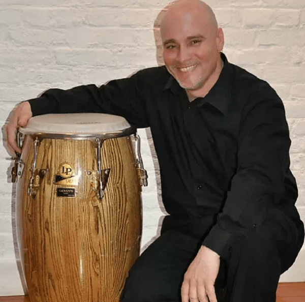 Jorge Torres junto a su conga