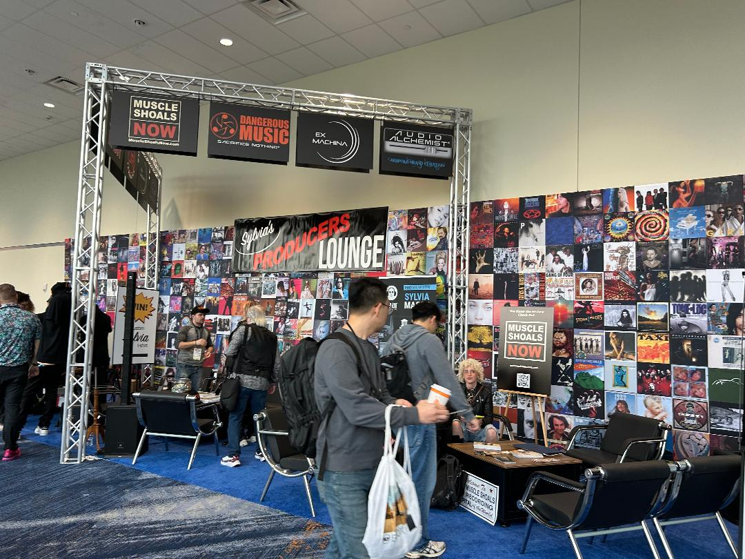 Asistentes al NAMM Show comprando