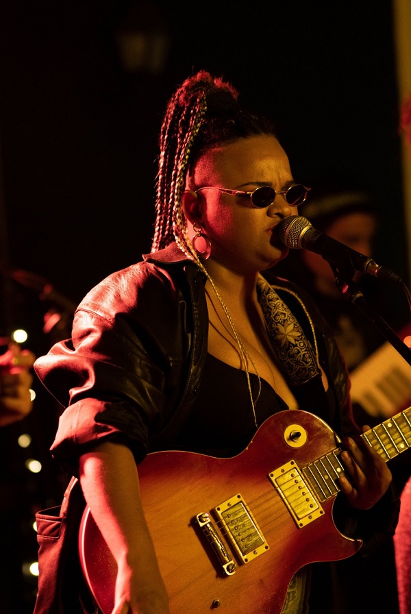 Adriana Mosquea Entre Cuerdas, Vientos y Espiritualidad