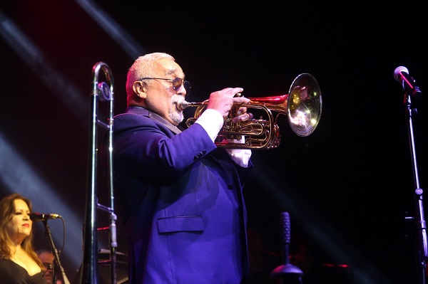 Productor, trombonista, visionario. Arquitecto de un sonido que rompió moldes y redefinió la salsa desde Nueva York para el mundo.