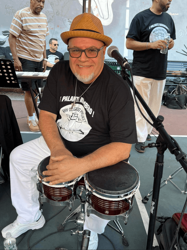 Ray tocando el bongó