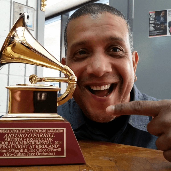 Tony Rosa con su Grammy