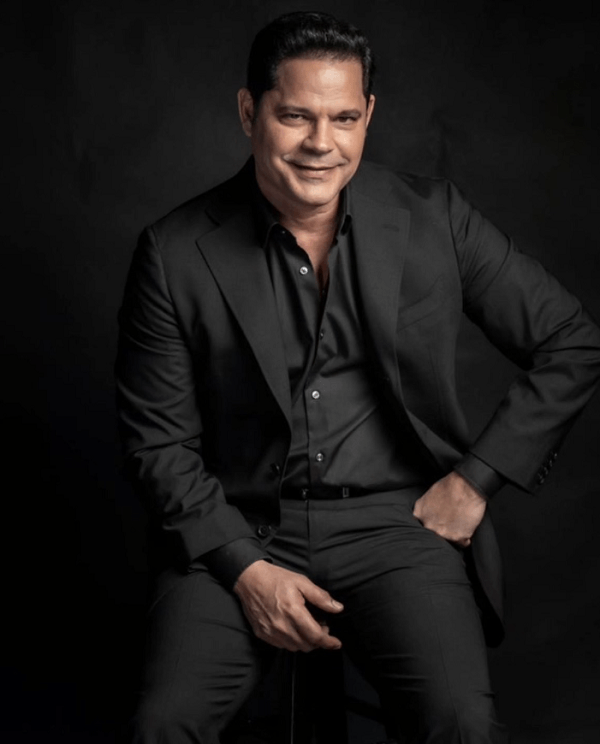 Rey Ruiz posando para la cámara