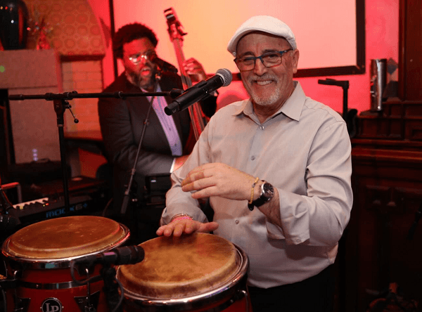 Edgardo Cambón tocando