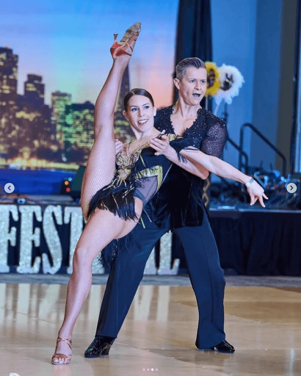 John y Aura bailando