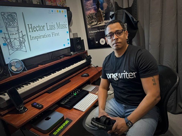 Héctor creando música