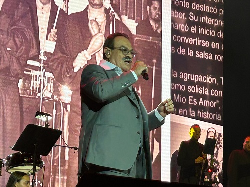 Tony Vega, Trombonista César Ayala al fondo Tony Vega con su director musical, Jota Ruiz Imagenes Jorge Mas