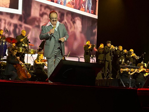 Tony Vega y la orquesta acompañante Tony Vega con su director musical, Jota Ruiz Imagenes Jorge Mas