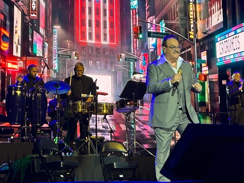 Tony Vega y su sección de percusión Tony Vega con su director musical, Jota Ruiz Imagenes Jorge Mas
