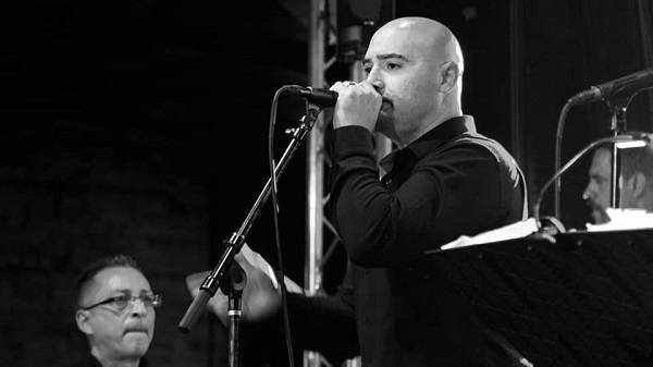 Arturo Vázquez cantando