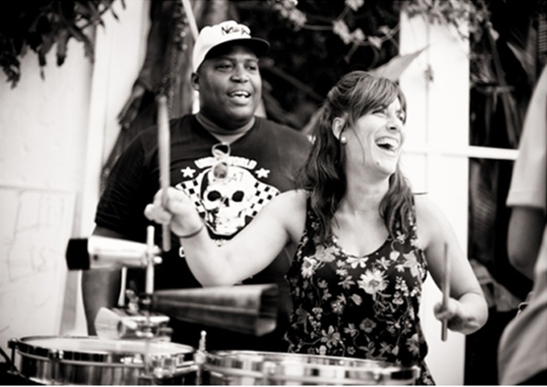 Cinta Lopa en el taller de percusion con Santiago Reyther tras ella