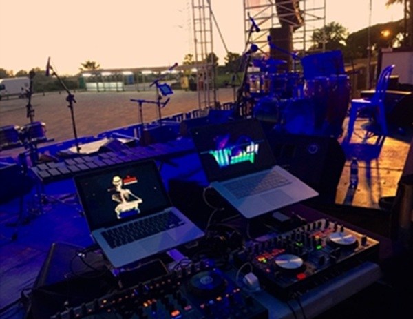 Previo a cada concierto y tras los mismos, sesiones ofrecidas por Dj Corr y Wally Dj