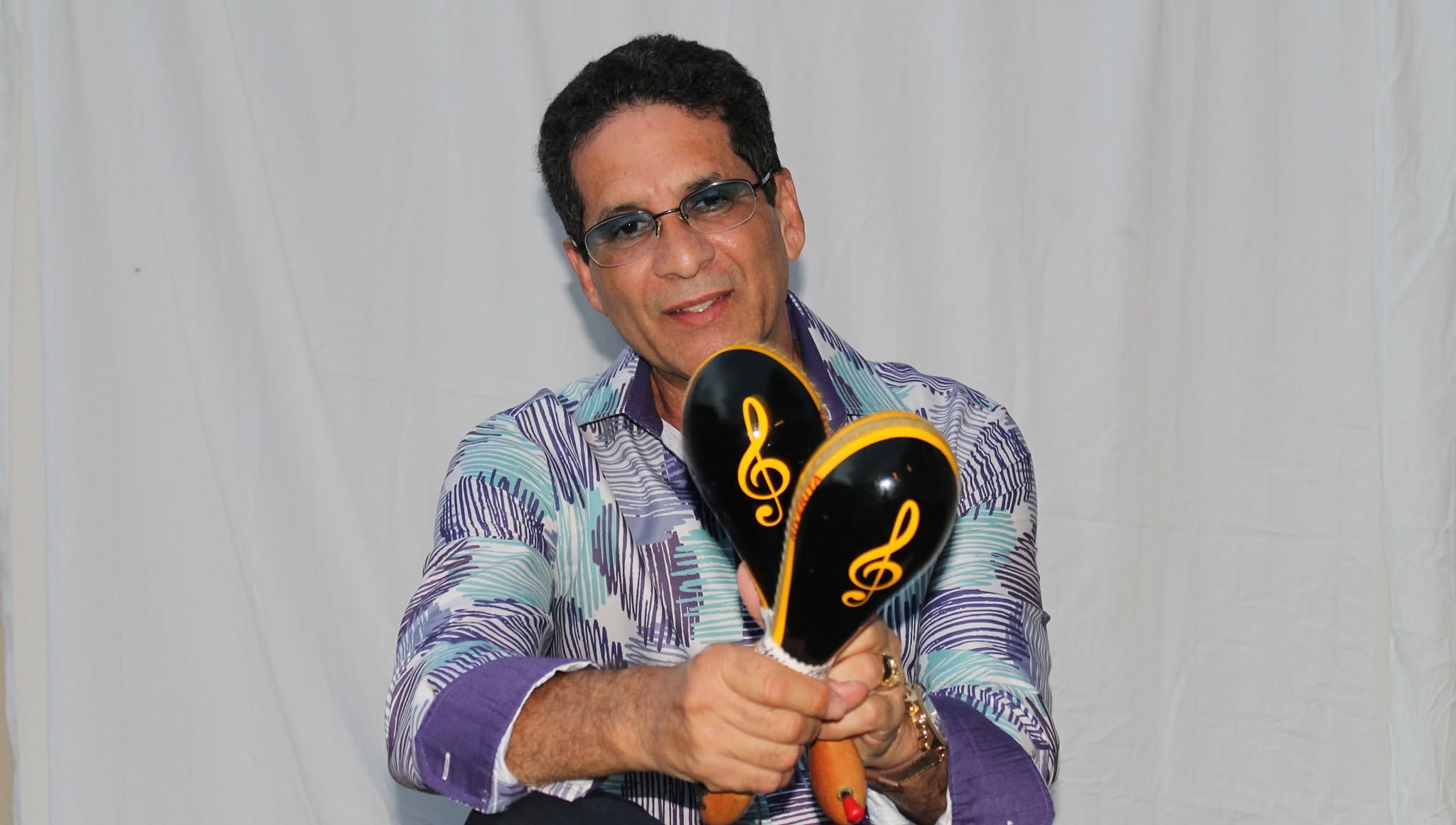 Riverita con un par de maracas