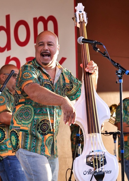 Bajista Alex Torres 
