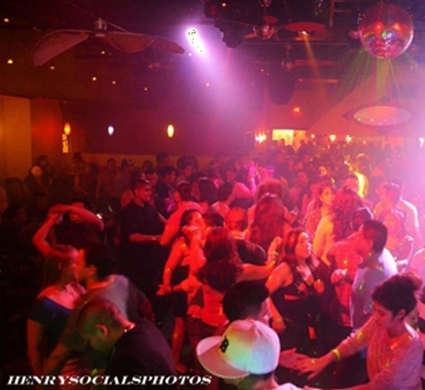 Mango Bar & Grill abre de lunes a domingo, de 17:00 a 02:00.