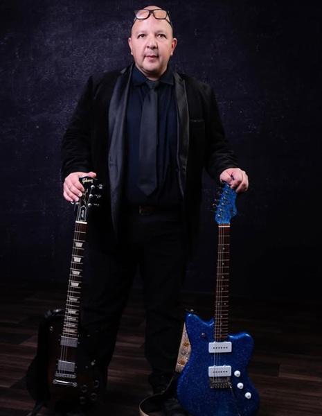 Vocalista y guitarrista Horacio Hinojosa posando para la cámara. 