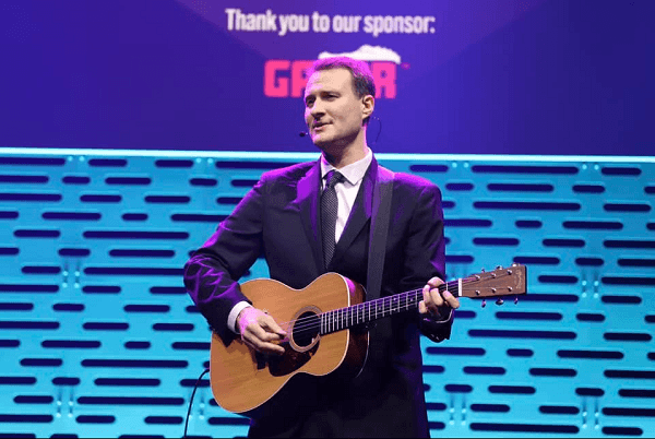 Zach tocando guitarra en el NAMM Show