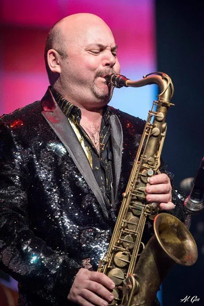 Yaacov Mayman tocando el saxofón en vivo